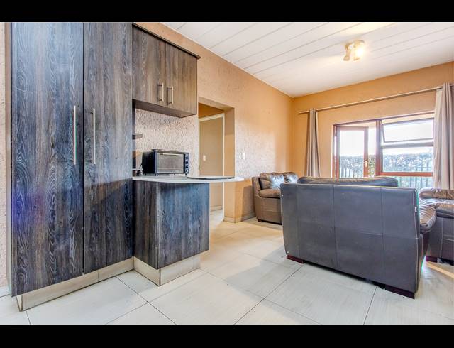 2 BEDROOM APARTMENT FOR SALE IN CONSTANTIA KLOOF